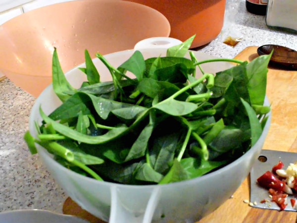 waterspinazie in de keuken